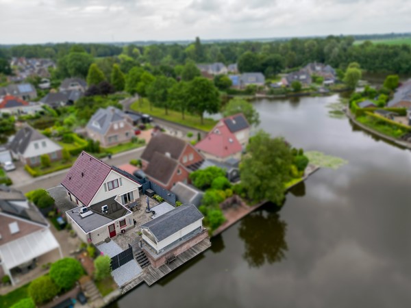 Te koop: Instapklare vrijstaande woning met praktijkruimte én gelegen aan het water !